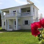 Sissy\'S Rose Garden Apartment